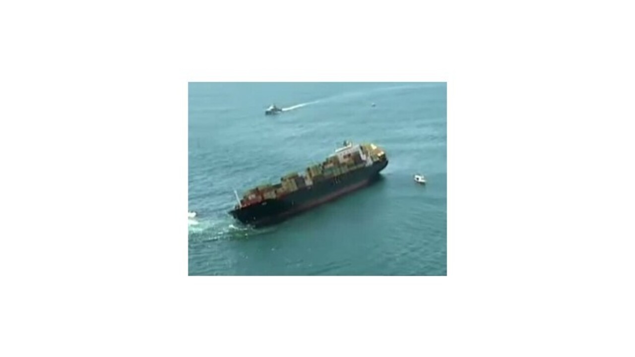Záchranári pokračujú v prečerpávaní oleja z uviaznutej lode Rena