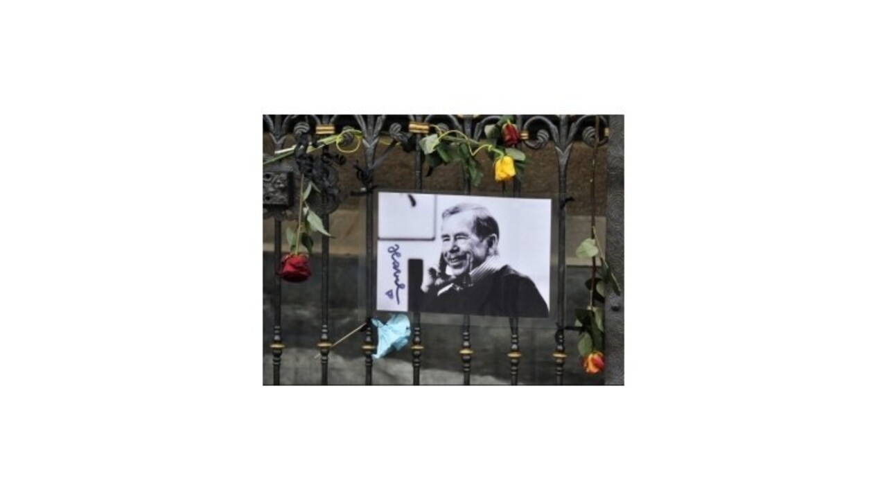 Česko drží druhým dňom štátny smútok za Václavom Havlom