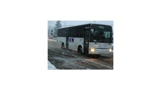 Silný vietor a sneženie komplikuje dopravu na viacerých miestach Slovenska