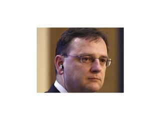 Vláda premiéra Nečasa schválila cirkevné reštitúcie, "za" hlasovali aj VV