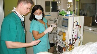 Mladých lekárov by na Slovensku pomohla udržať užšia spolupráca s nemocnicami