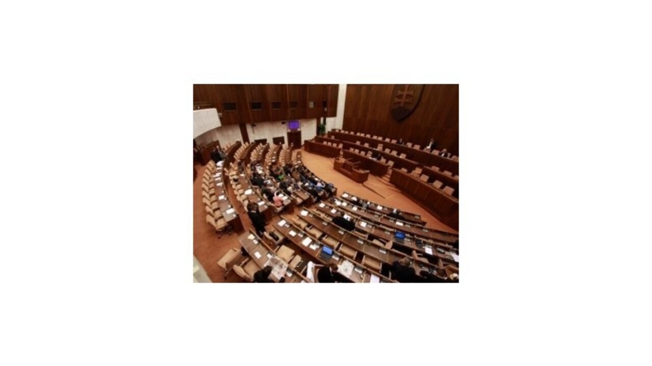 Poslanci v prvý deň schválili zmeny v sociálnych službách aj čip v OP