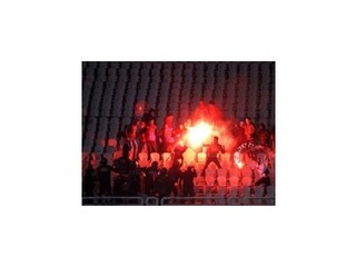 Násilie po futbalovom zápase si vyžiadalo najmenej 73 obetí