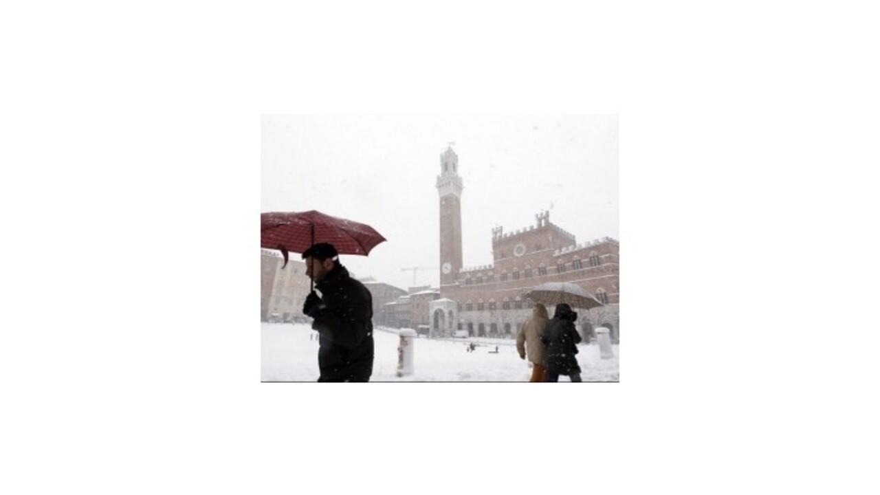 Taliansko zasiahlo intenzívne sneženie, v Ríme musia mať autá povinne reťaze