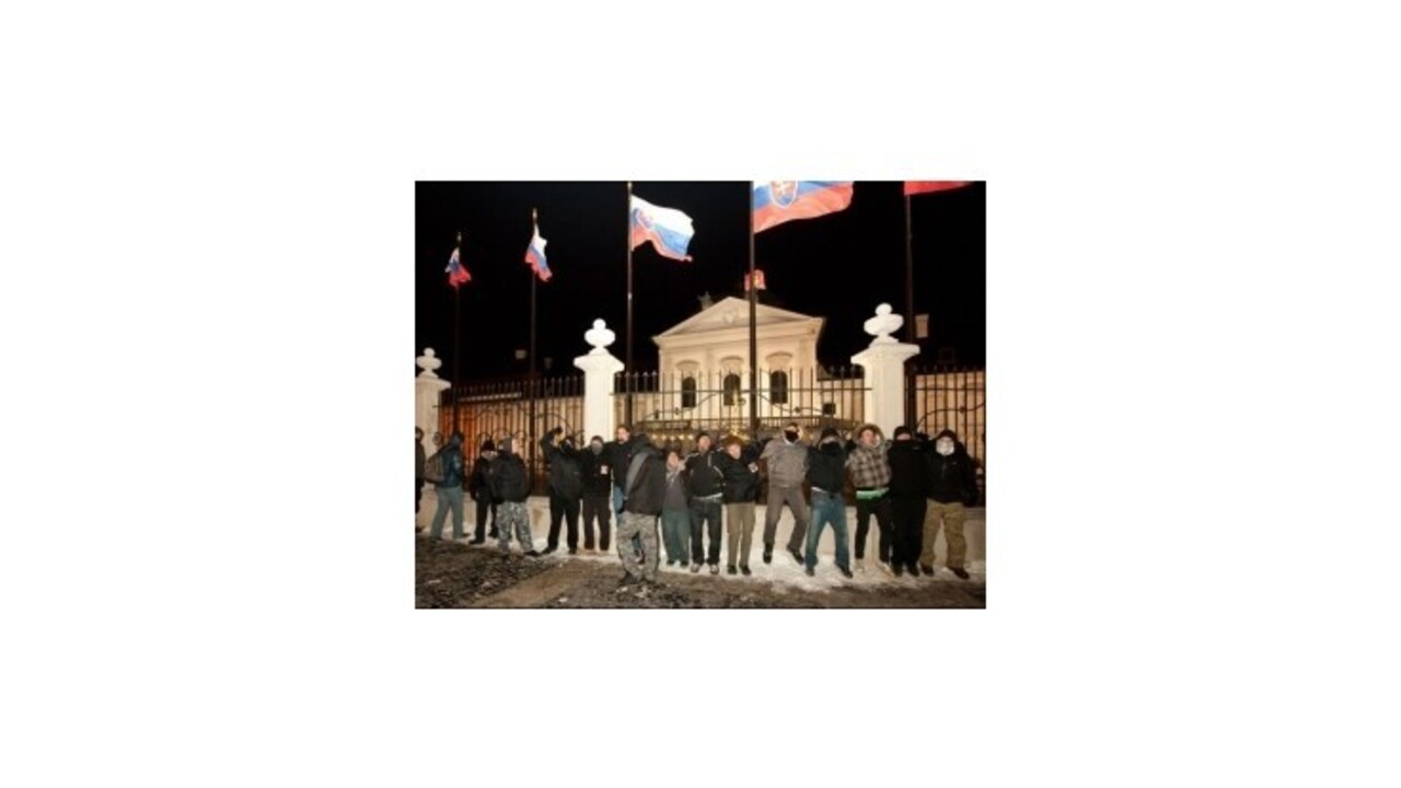 Extrémisti sa po proteste Gorila presunuli pred sídlo prezidenta