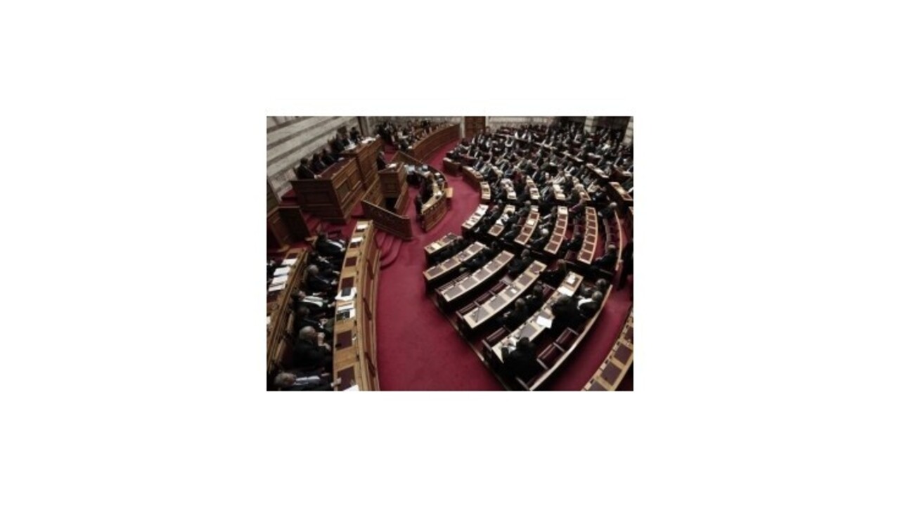 Grécka koalícia vylúčila 43 poslancov kvôli hlasovaniu o uťahovaní opaskov