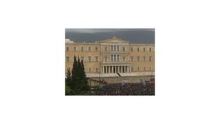 Grécky parlament schválili úsporné opatrenia, ľudia sa búria