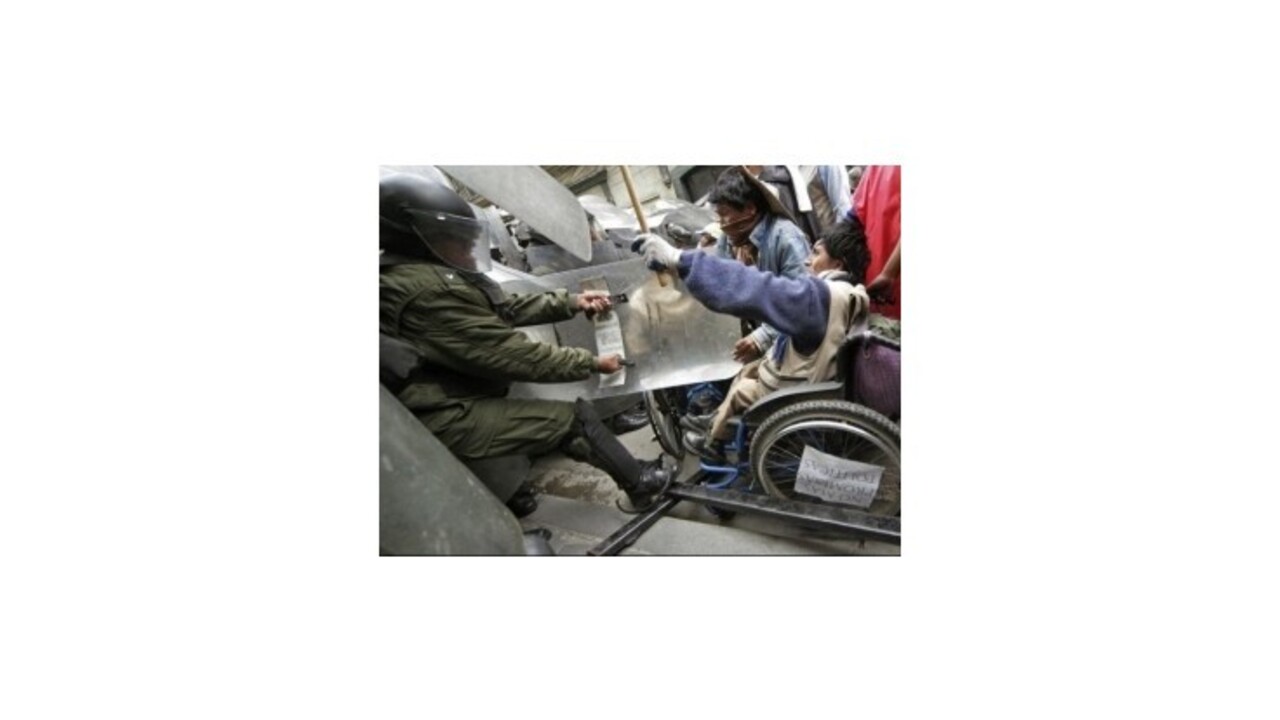 V Bolívii sa demonštrujúci invalidní dôchodcovia dostali do potýčky s policajtmi