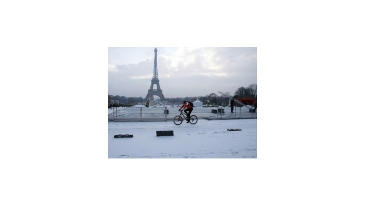 Na severe Francúzska bol v dôsledku porúch a sneženia dopravný chaos