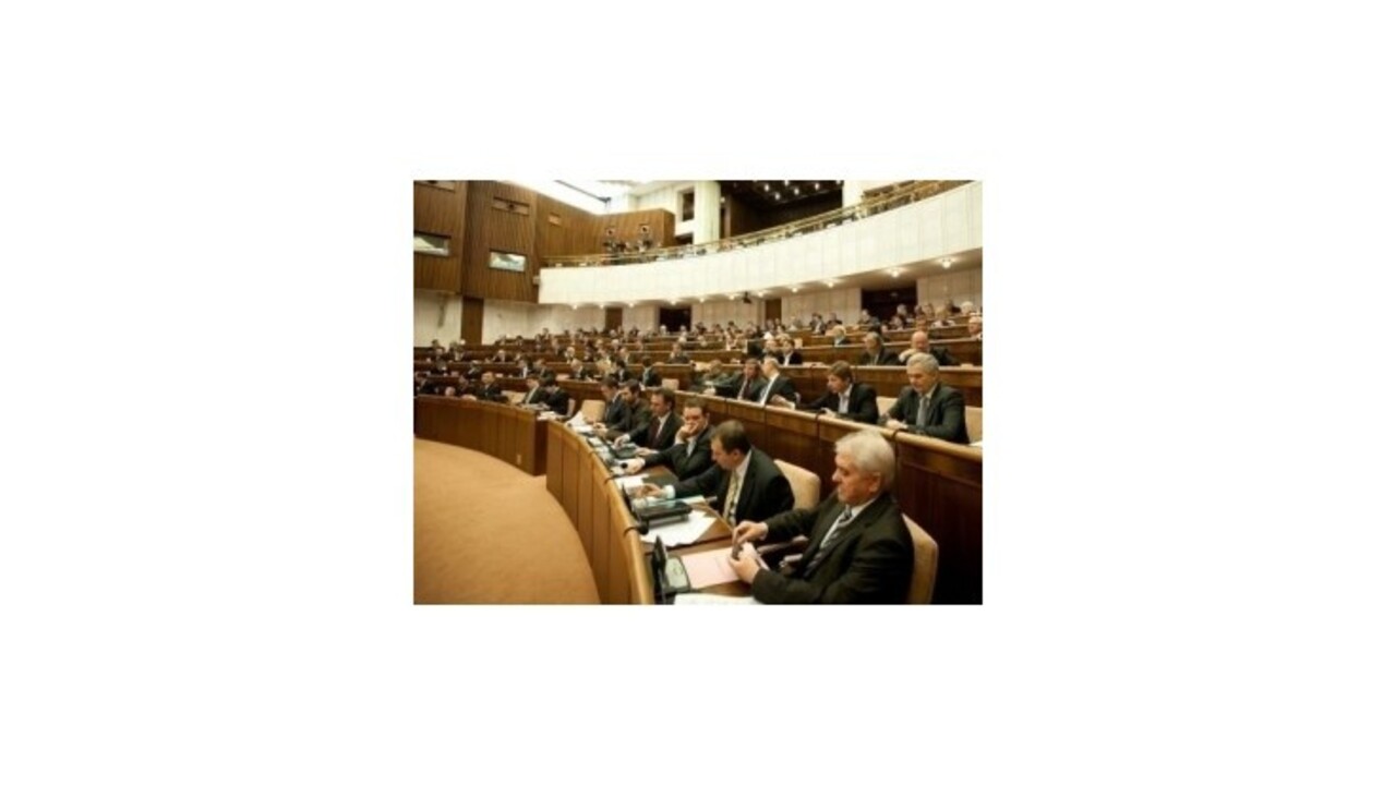 Prieskum FOCUS: Na hranici zvoliteľnosti sú až štyri strany