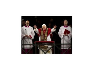 Benedikt XVI. sa zúčastnil na krížovej ceste v rímskom Koloseu