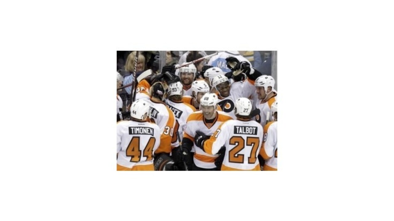 Flyers jedno víťazstvo od vyradenia Penguins, Florida vyrovnala stav série