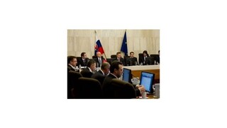 Kabinet Roberta Fica sa dnes uchádza o dôveru poslancov