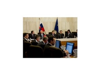 Kabinet Roberta Fica sa dnes uchádza o dôveru poslancov