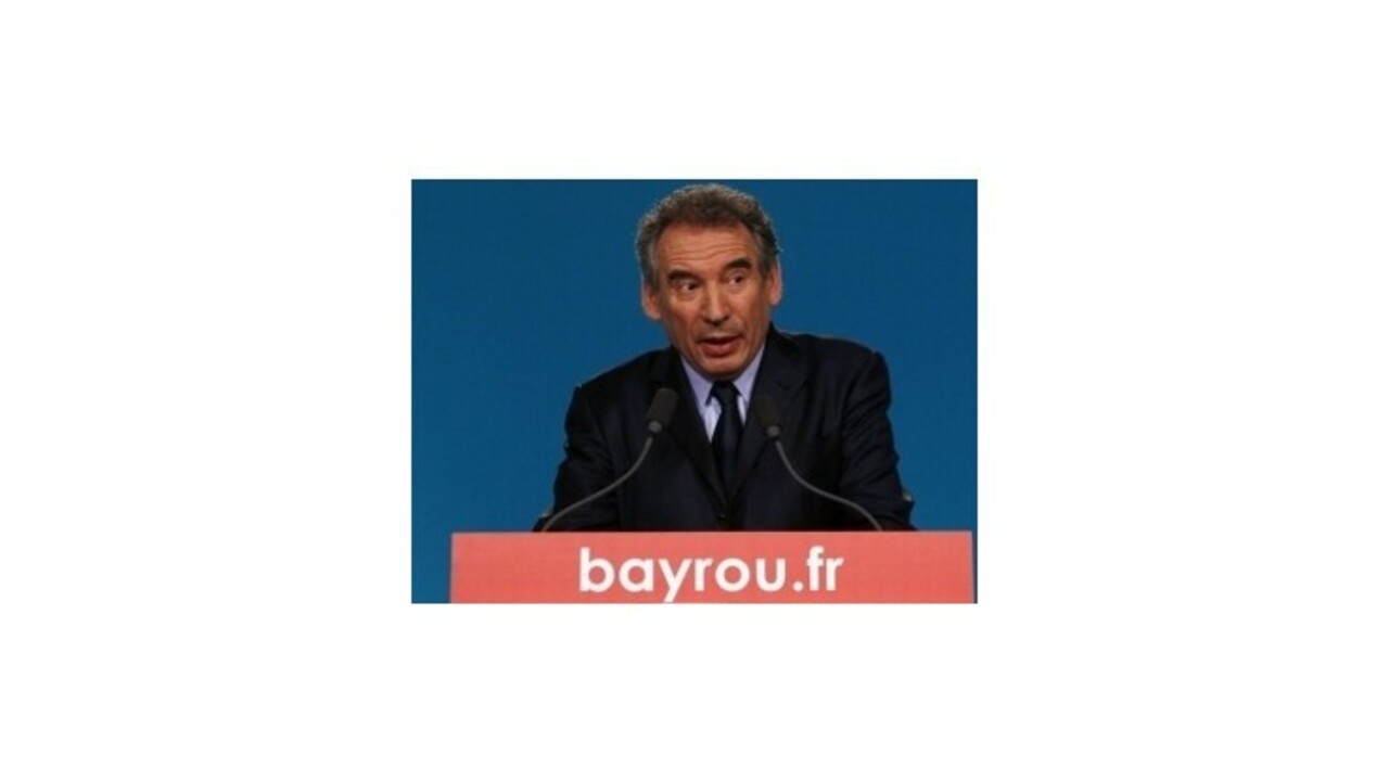 Centrista Bayrou podporí vo voľbách socialistu Hollandea