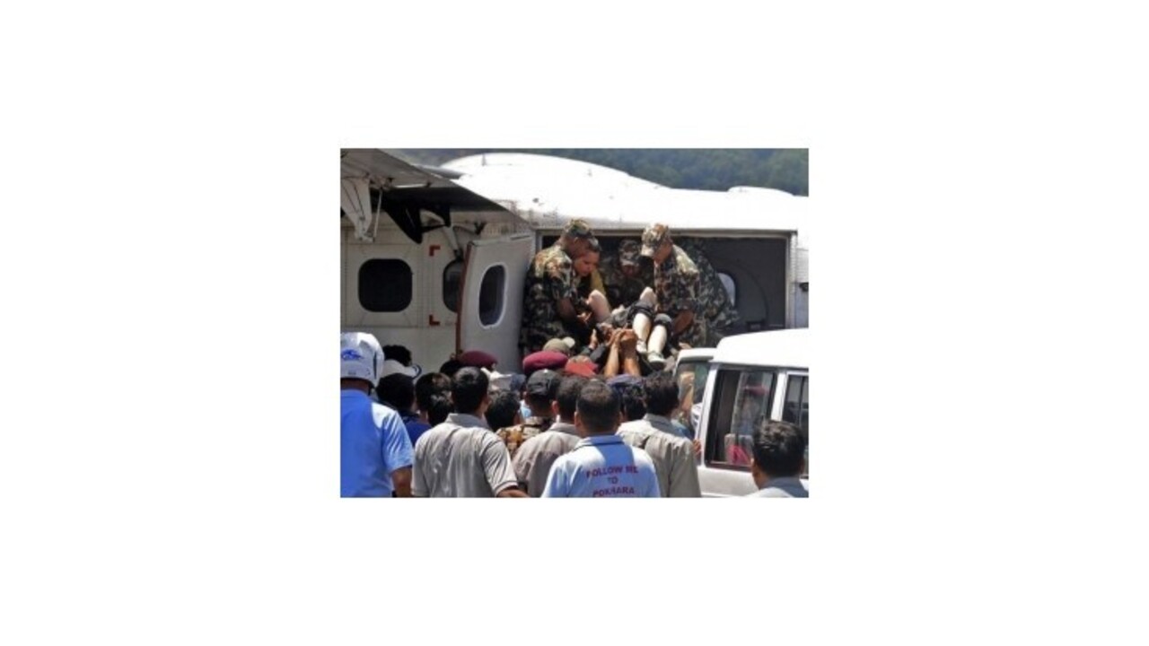 Lietadlo s pútnikmi havarovalo v Himalájach, prežilo šesť ľudí