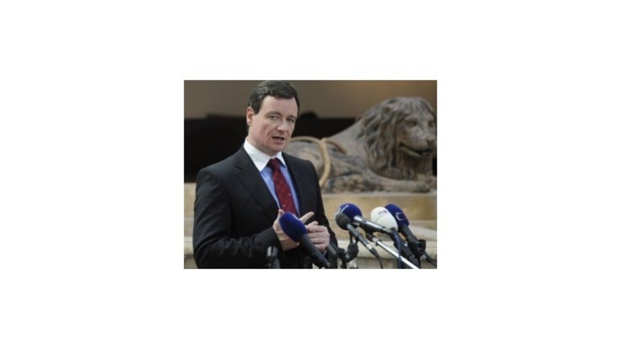 Prijal som škatuľu s vínom, bolo v nej 7 miliónov, tvrdí Rath