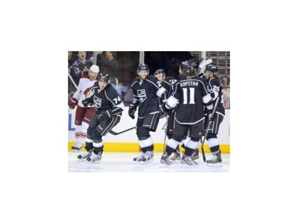 LA Kings - Phoenix 2:1, králi sú krok od finále Stanelyho pohára