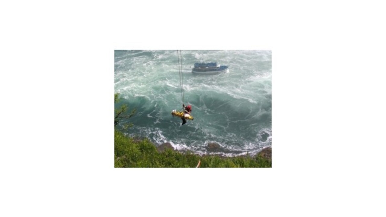 Muž skočil do Niagarských vodopádov, ale prežil