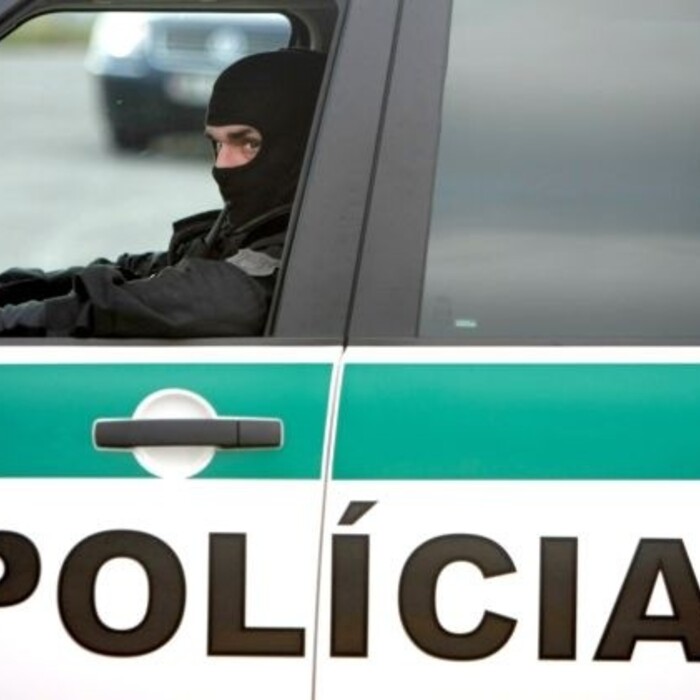 Kukláči úbok policajti (SITA)