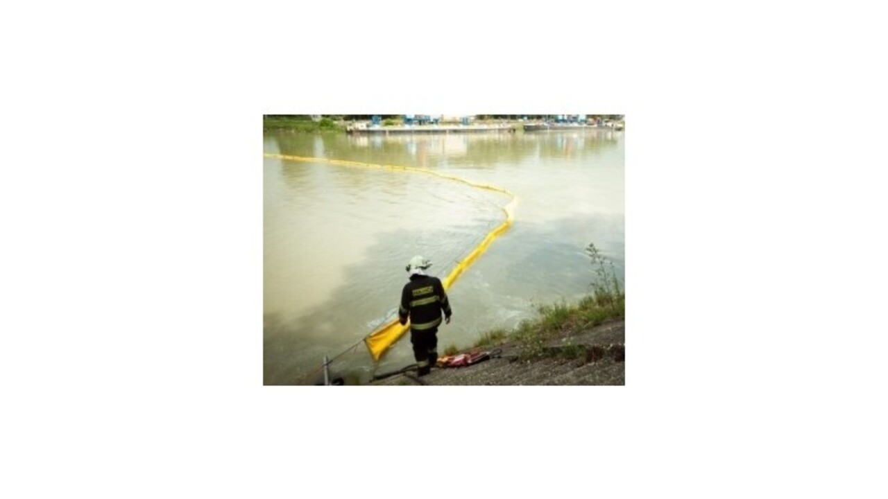 Hasiči po ropnej havárií zmonitorujú pristav v Bratislave a Zálesie