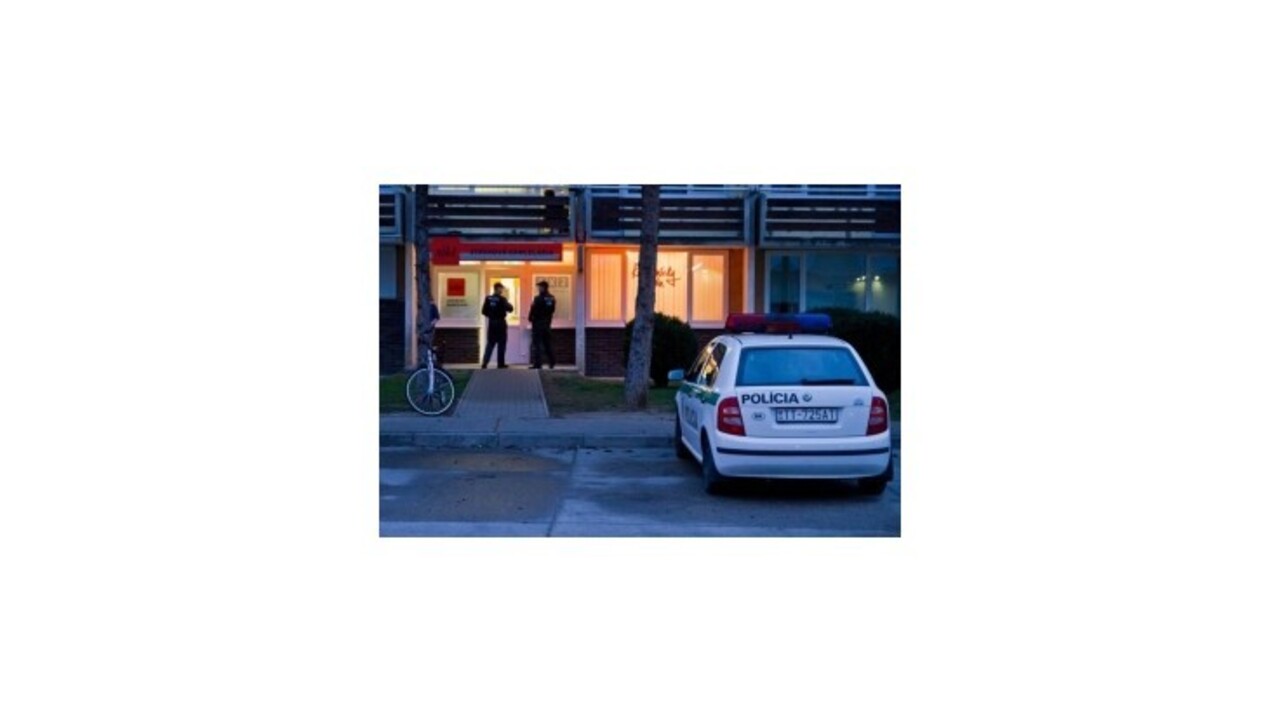 Policajt zastrelil troch ľudí, teraz sedí so zbraňou pri hlave