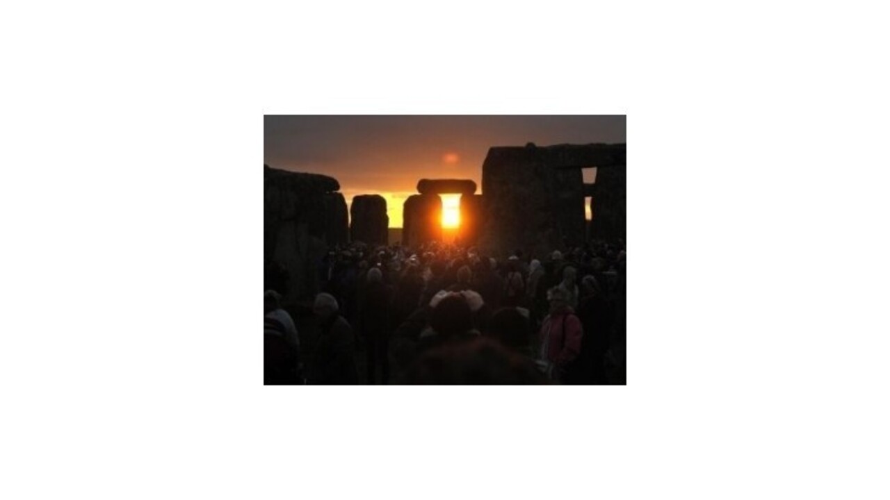 Tisíce ľudí oslávili letný slnovrat v pravekom Stonehenge