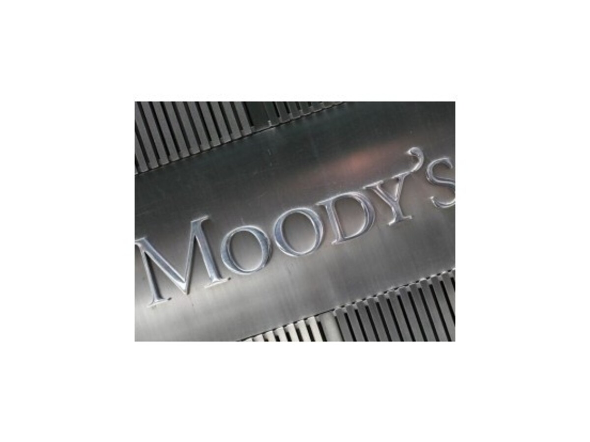 Moody's znížila rating 15 veľkým bankám