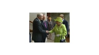 Britská kráľovná si podala ruku s bývalým šéfom IRA