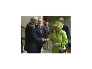 Britská kráľovná si podala ruku s bývalým šéfom IRA