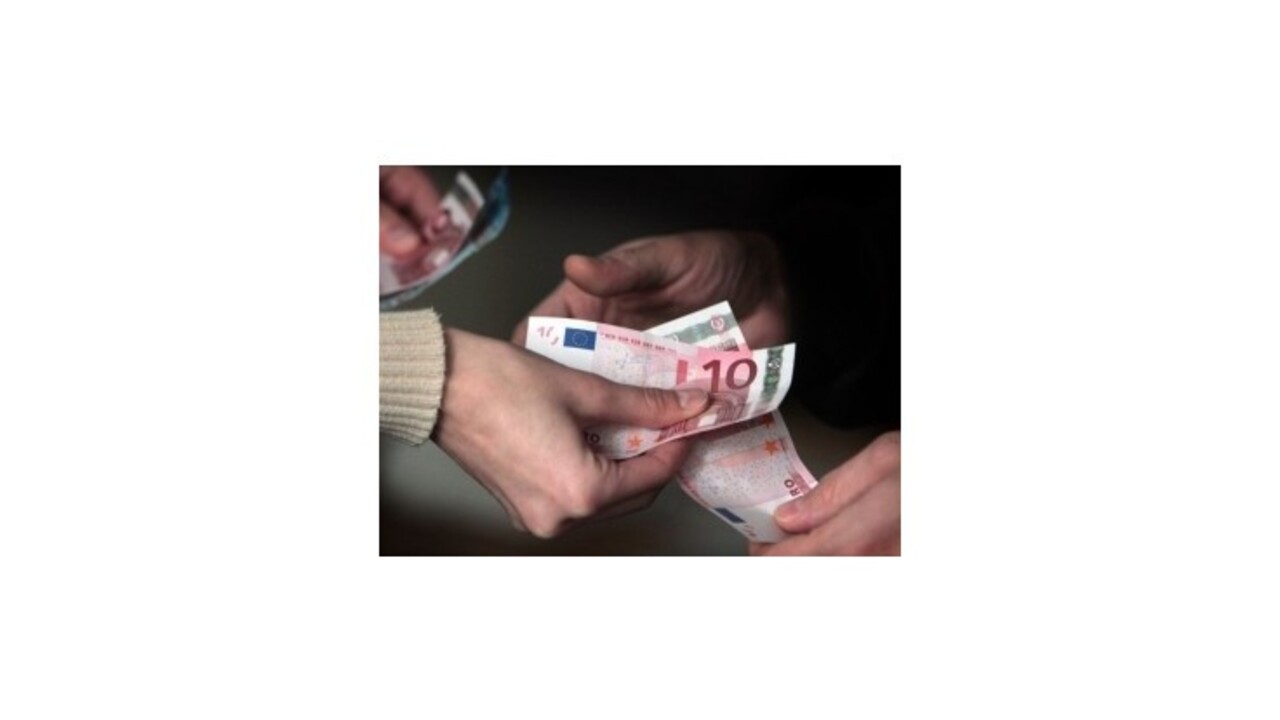 Euro spadlo voči doláru, jenu aj oproti libre