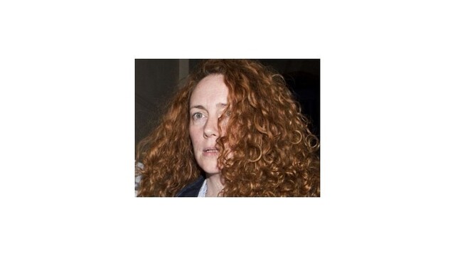 V britskom mediálnom škandále obžalujú premiérovu priateľku aj exhovorcu