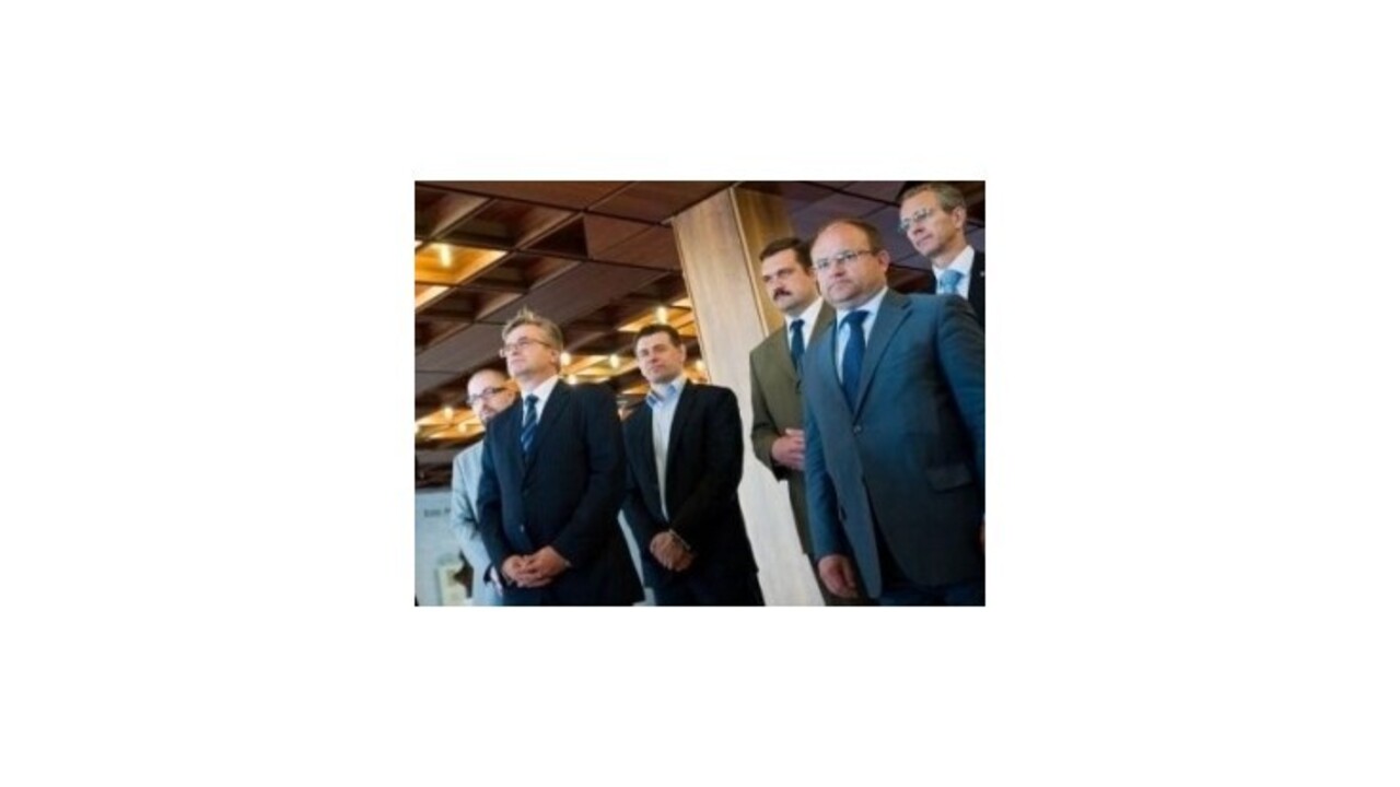 Opozícia listom vyzvala Fica vzdať sa totalitných praktík