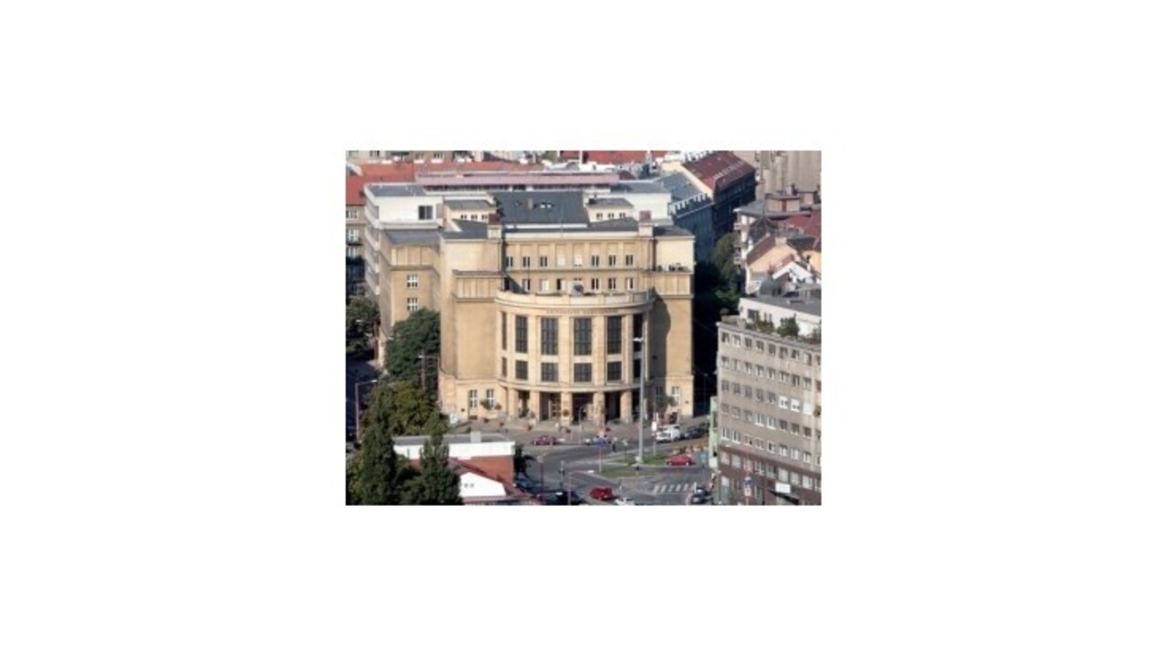 Na UK sa skončili promócie, zábudlivým požičali i kravaty