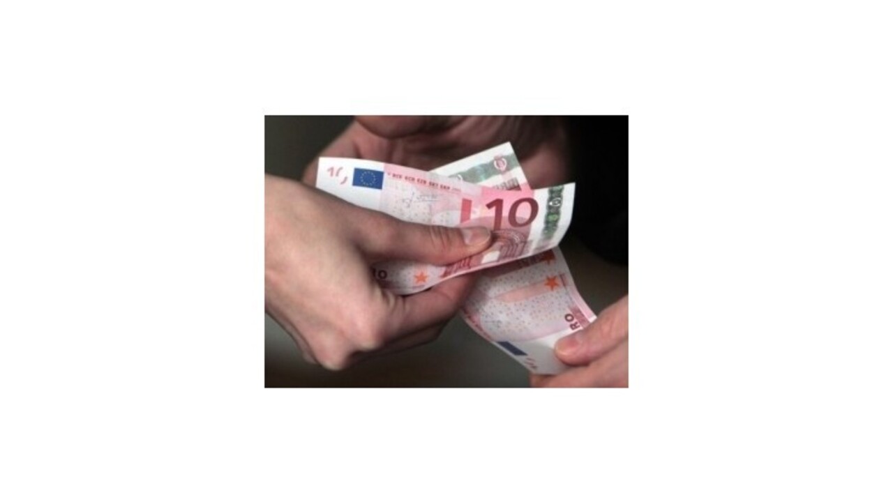 Polročný zisk bankového sektora poklesol o takmer 40 percent