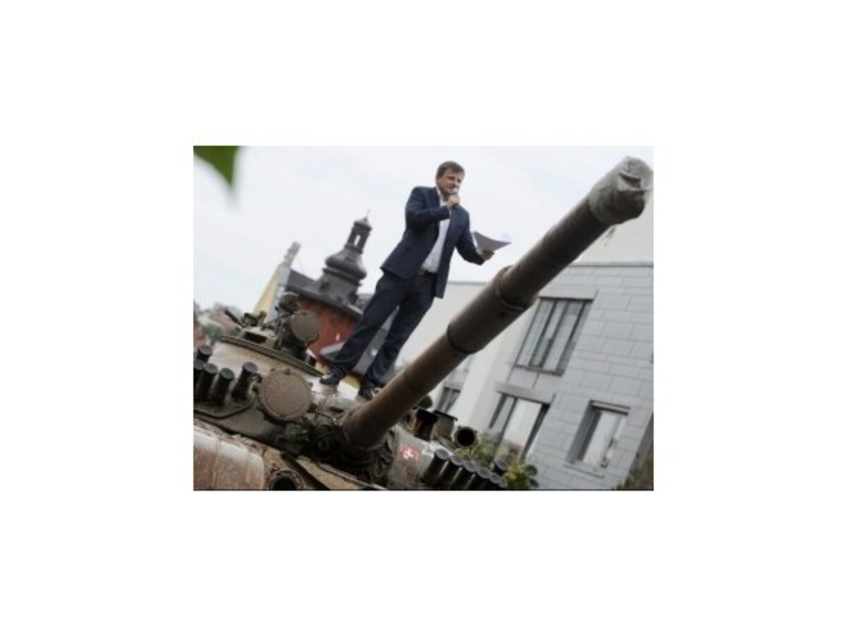 Hlina pristavil pred vilu Vasiľa Biľaka tank zo sovietskej éry