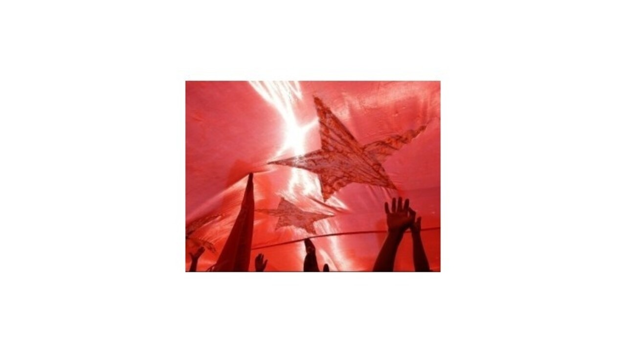 Stovky Číňanov demoštrovali pred japonskou ambasádou v Pekingu