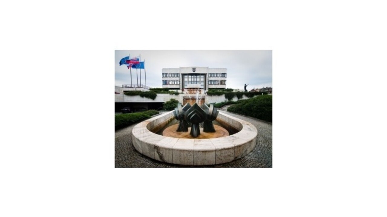 Kampaň vyzýva strany na zvýšenie kontroly ich financovania