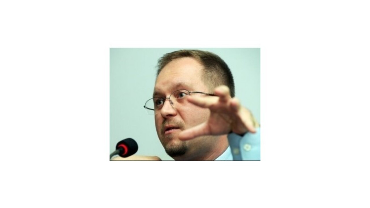 Klaus je ufňukaná baba, napísal premiérov poradca. Vyhodili ho