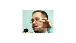 Klaus je ufňukaná baba, napísal premiérov poradca. Vyhodili ho