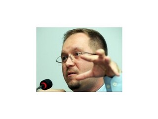 Klaus je ufňukaná baba, napísal premiérov poradca. Vyhodili ho