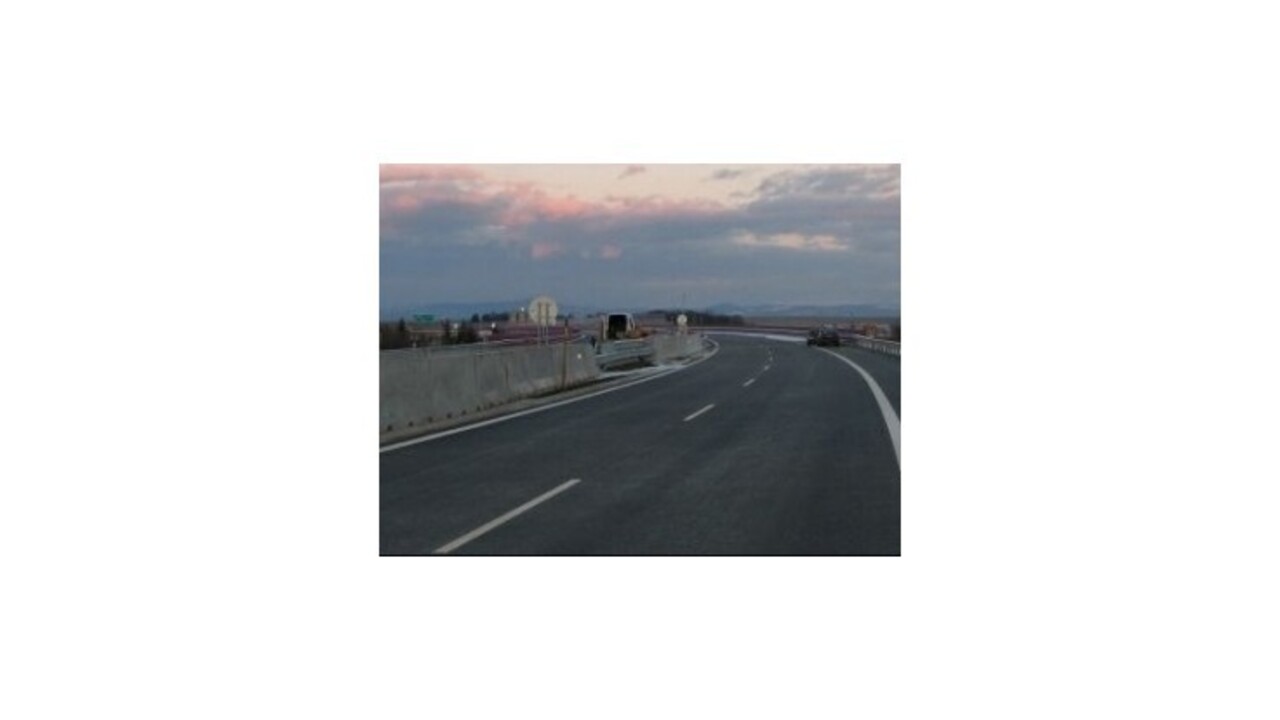 Na D1 v smere na Brno sa prevrátil kamión a havarovalo 20 vozidiel