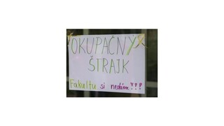 Študenti zabránili prorektorovi vstúpiť do budovy univerzity