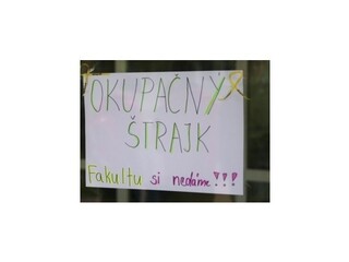 Študenti zabránili prorektorovi vstúpiť do budovy univerzity