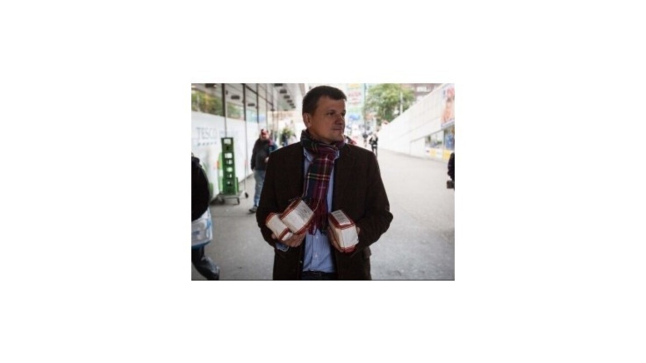 Hlina v bratislavskom centre rozdával ľuďom múku