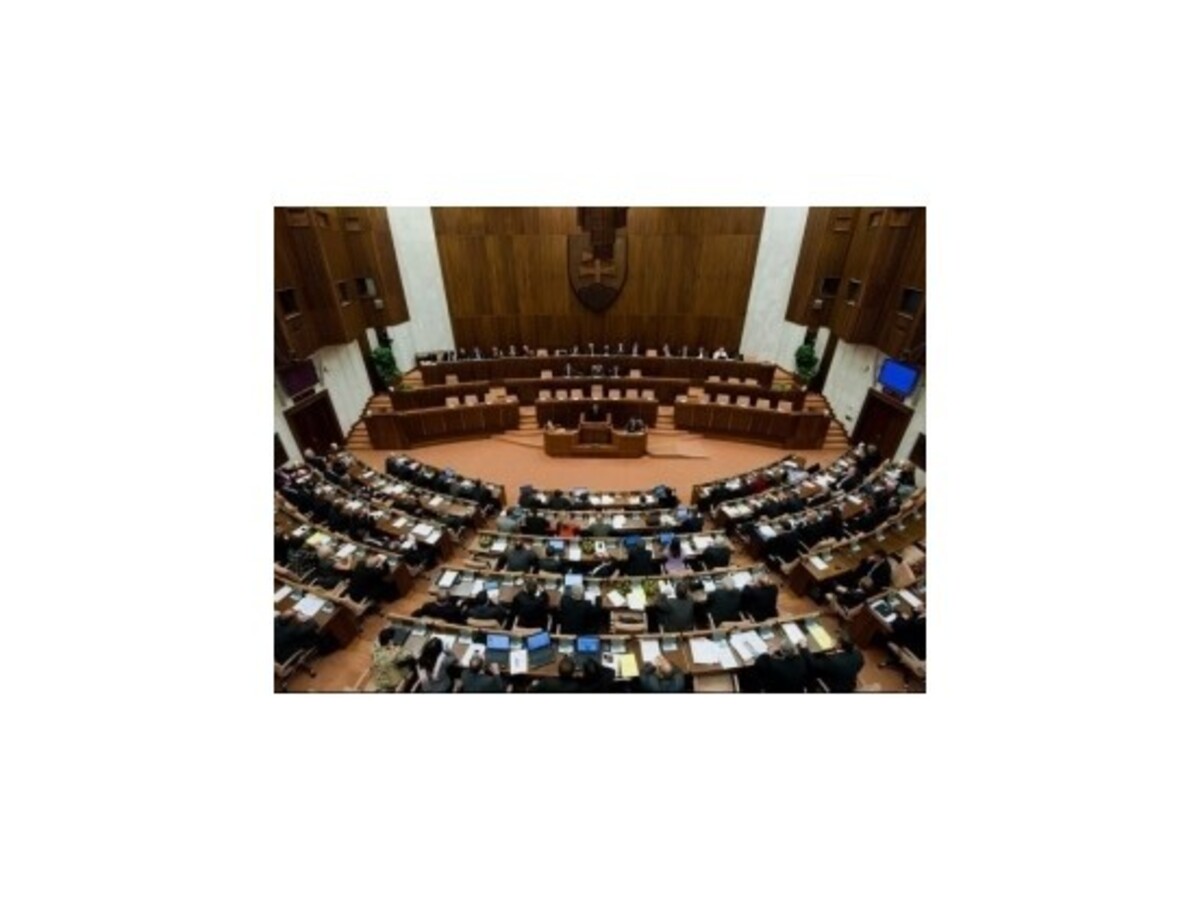 Opozícia chce trestať chamtivých politikov