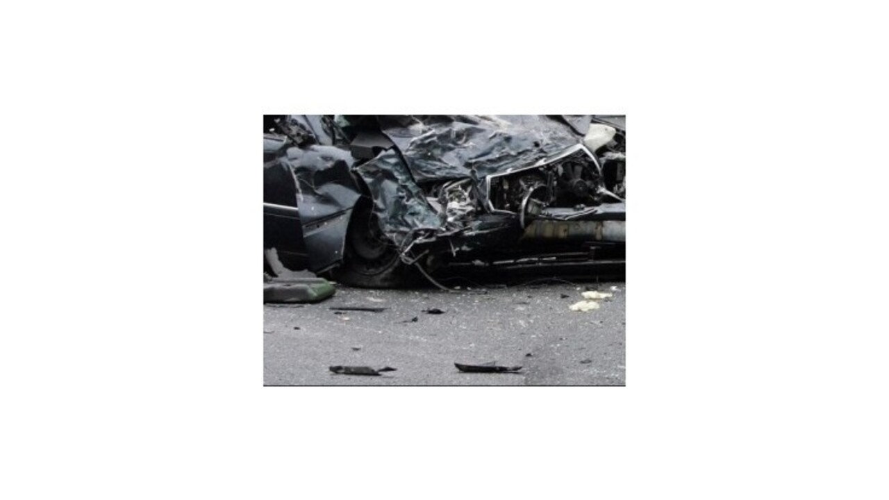 Pri zrážke nákladného a osobného auta zahynuli pri Trenčíne dvaja ľudia