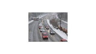 ČR: Sneh skomplikoval dopravu na cestách aj železnici
