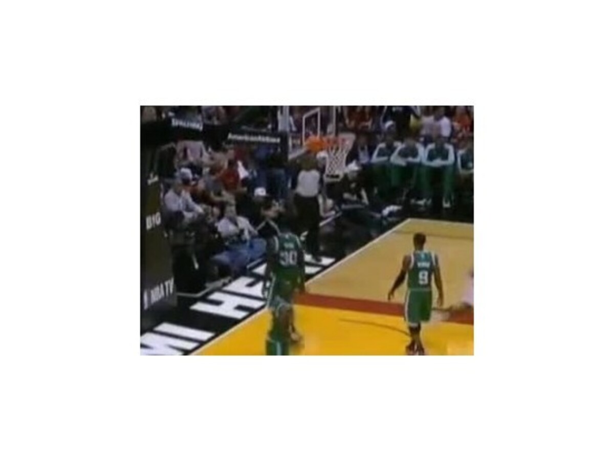 LeBron nedohral duel s Bostonom, skončil v kŕčoch