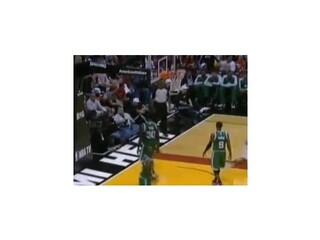 LeBron nedohral duel s Bostonom, skončil v kŕčoch